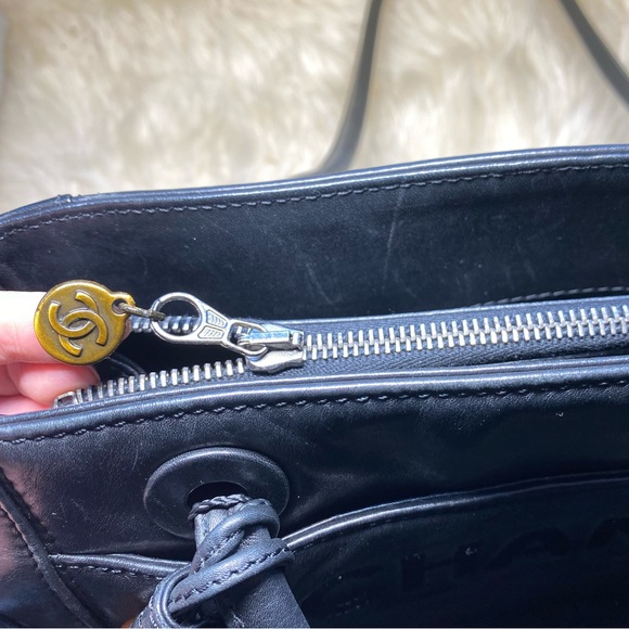 Pre loved vintage authentic Chanel tote bag - Picture 15 of 15